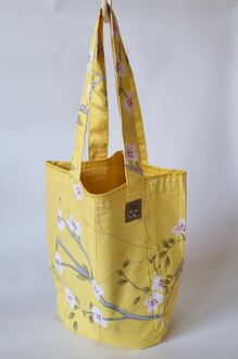 صورة حقيبة قماشية بجيب امامي صفراء لترمس القهوة