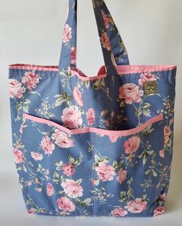 صورة حقيبة قماشية كبيرة بوجهين و جيوب لون أسود وزهور ملونه ولونه وردي  double sided  tote bag