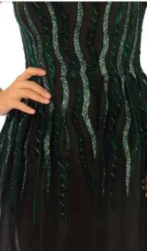 فستان سهرة أسود وأخضر