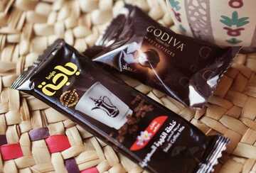توزيعات قهوة عربية بالزعفران مع شوكولاتة جوديفا (مجموعة ٣)