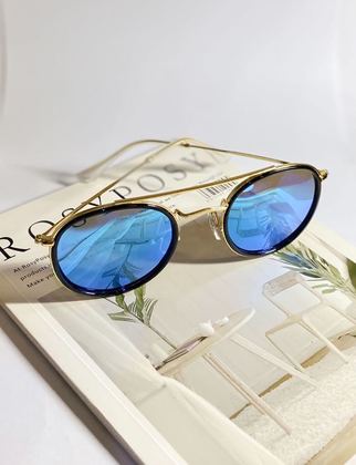 صورة نظارة شمسية بعدسة عاكسة زرقاء