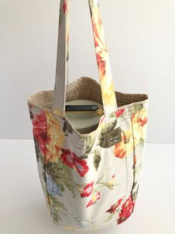 صورة حقيبة جميلة لحمل ترمس القهوة والشاي لونها بيج مورد
