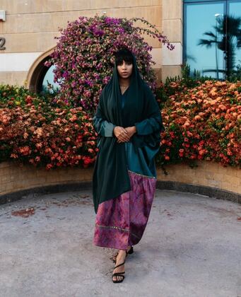 صورة عباية نص بشت من الحرير الأسود والقماش الهندي القرمزي - Paisley 🪷