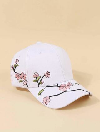 صورة قبعة  بيضاء بنقش وردة