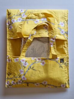 صورة حقيبة قماشية صفراء لحمل الصواني مقاس كبير