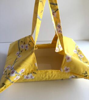 صورة حقيبة قماشية صفراء لحمل الصواني مقاس كبير