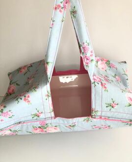 صورة حقيبة جميلة لحمل صينية الحلا او حافظة الطعام 