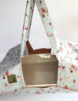 صورة حقيبة جميلة لحمل صينية الحلا او حافظة الطعام طرازها ريفي جميل 