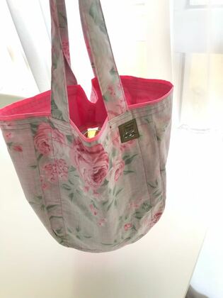 صورة حقيبة قماشية لحمل ترمس القهوه والشاي لون رمادي