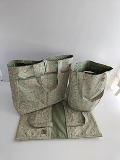 صورة طقم مكون من ثلاث حقائب بطراز ريفي جميل لحمل مستلزمات الرحلات والزيارة بشكل انيق 