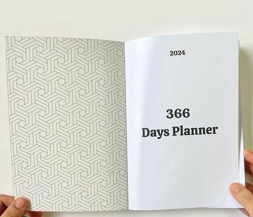 ‏2024 366 days olive green planner, بلانر ٢٠٢٤  بمنظور يومي اخضر زيتي