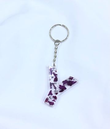 صورة ميدالية مفاتيح حرف Y بالورد الطبيعي مصنوعة يدويا  بالريزن  Keychain letter Y 