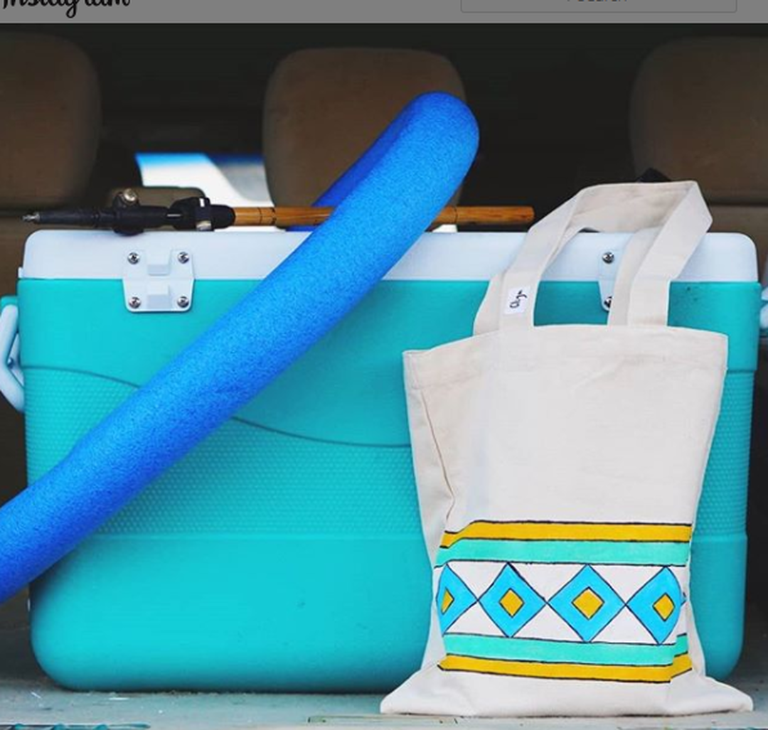 لايفوتك SARWAT: حقيبة تحميل كانفاس مزينة بالقط العسيري على سوق تبايُع