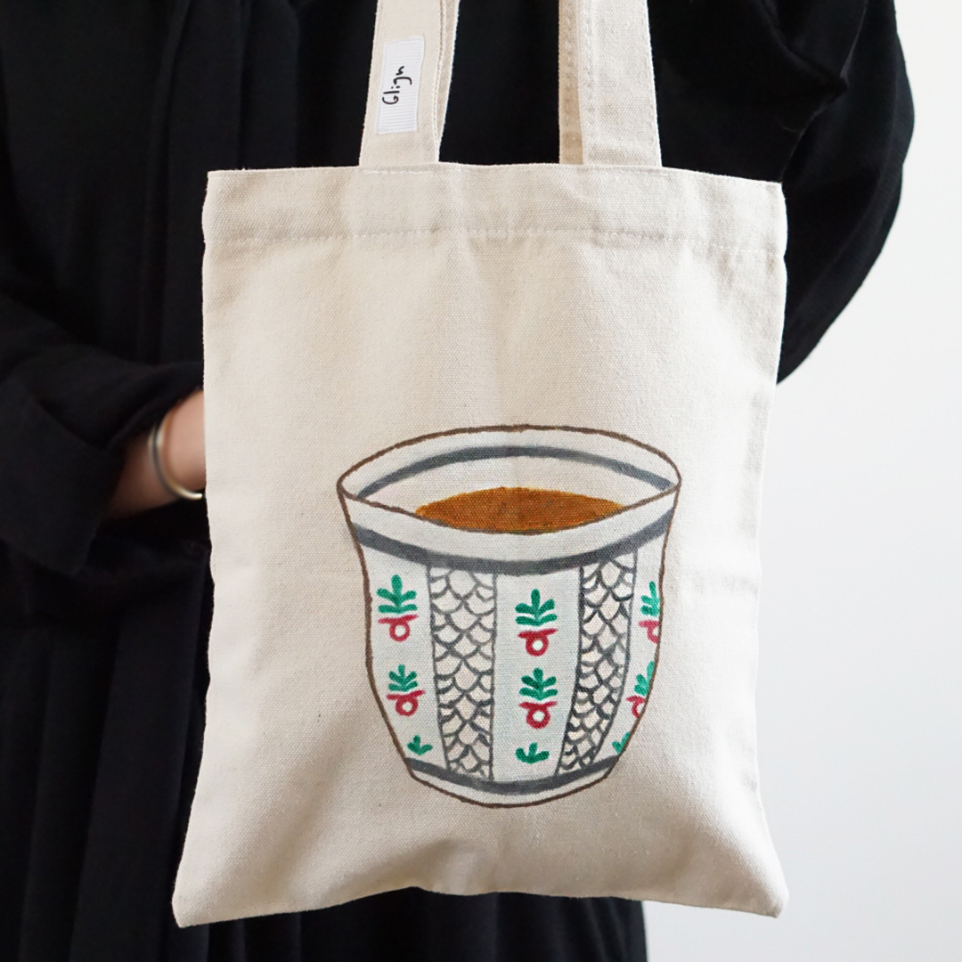 Fnj: حقيبة تحميل tote bag برسمة فنجال قهوة سعودية
