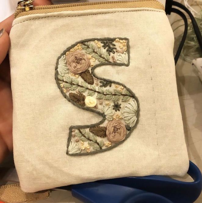اطلب حقيبة صغيره بحرف  من متجر shim_stitches على سوق تبايُع
