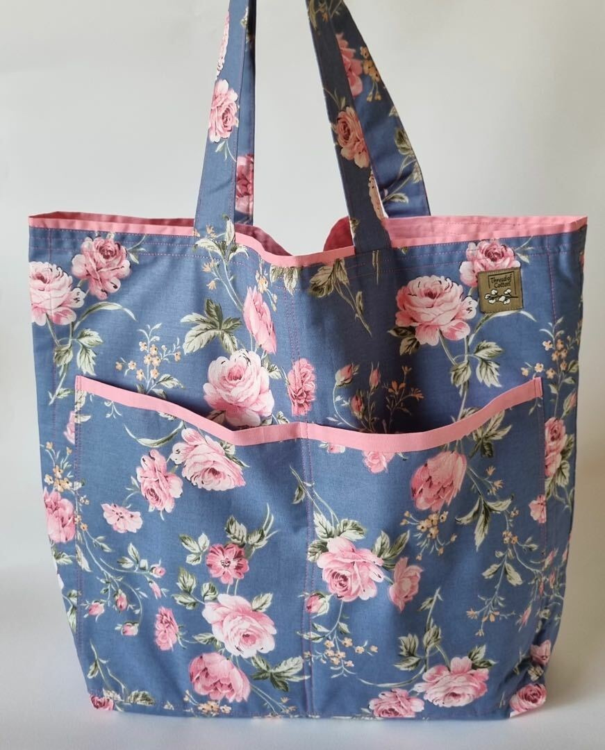حقيبة قماشية كبيرة بوجهين و جيوب لون أسود وزهور ملونه ولونه وردي  double sided  tote bag
