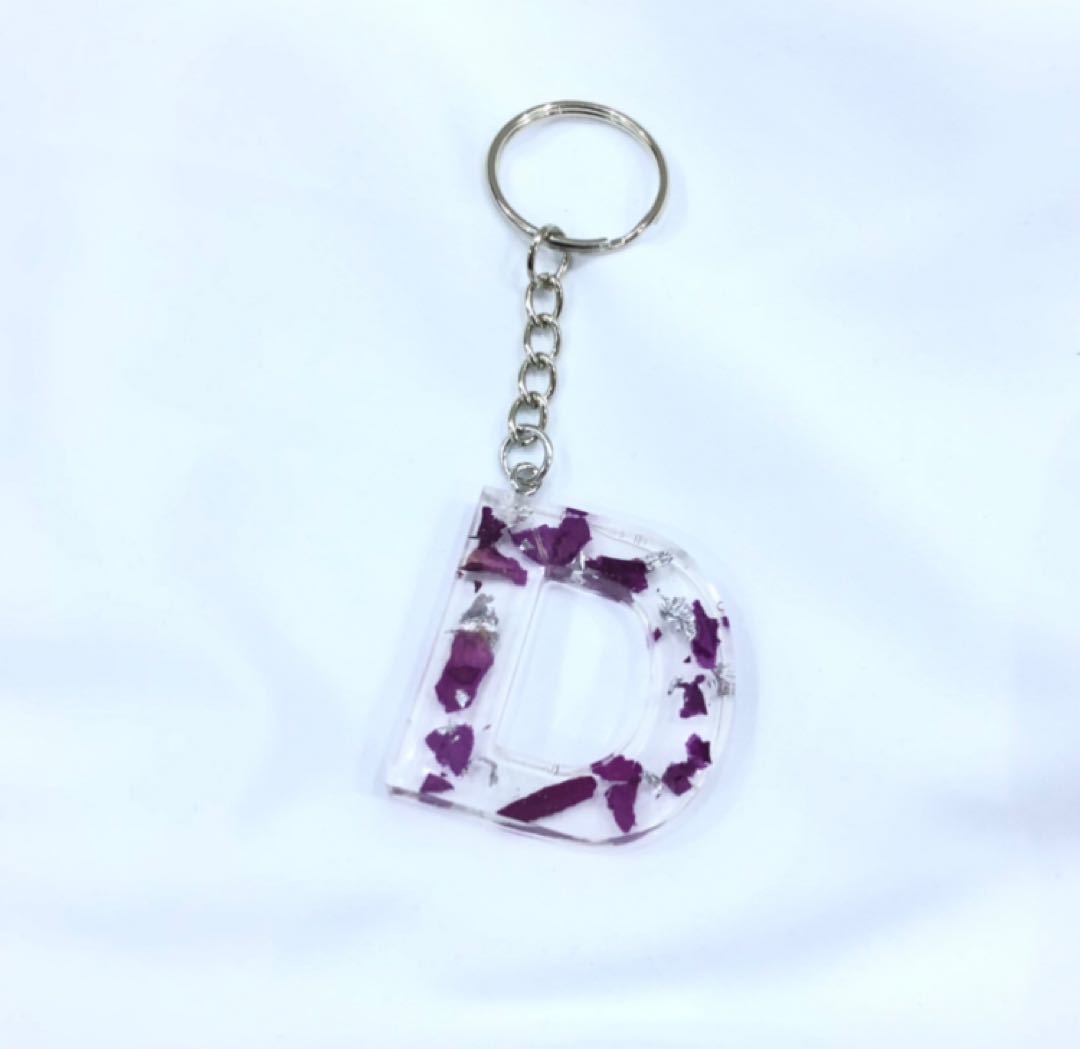 ميدالية مفاتيح حرف D بالورد الطبيعي مصنوعة يدويا  بالريزن  Keychain letter D