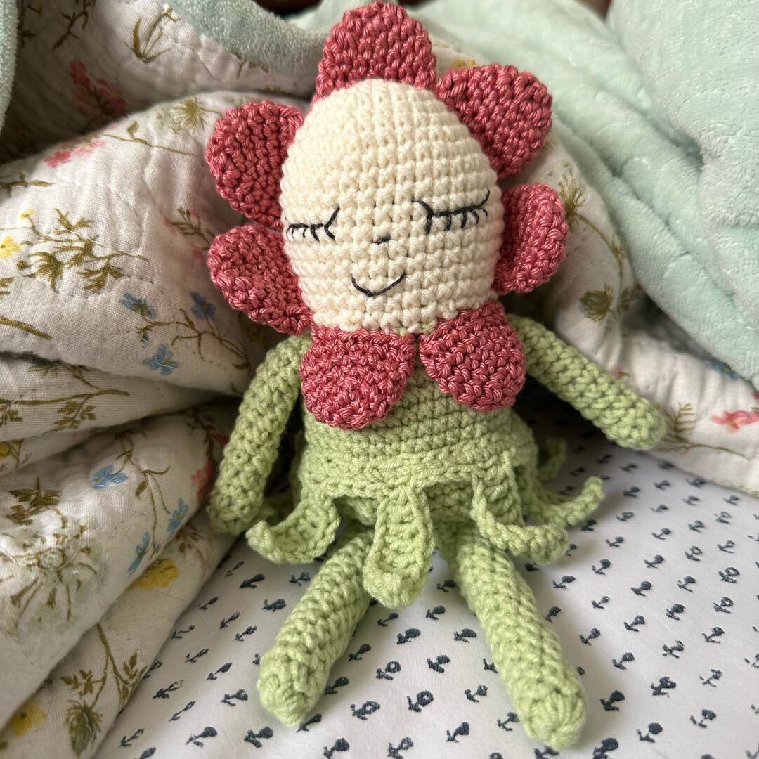 لايفوتك دمية كروشيه على شكل الآنسة زهرة  من متجر Kiki crochet على تبايُع