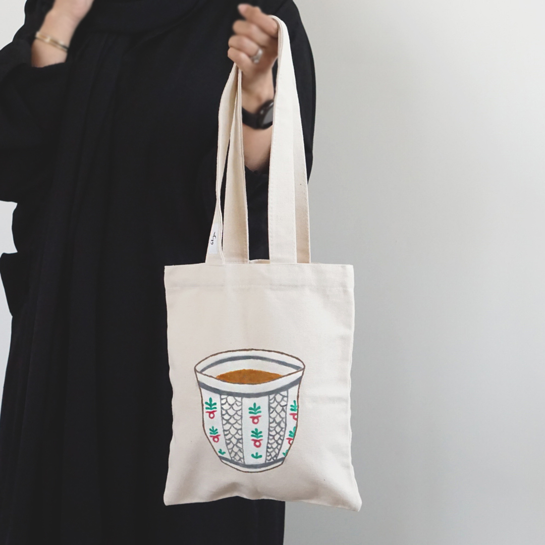 لايفوتك Fnj: حقيبة تحميل tote bag برسمة فنجال قهوة سعودية على سوق تبايُع