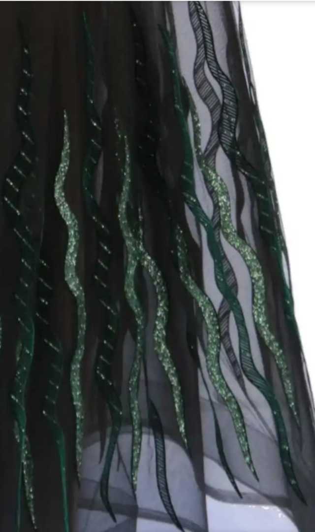 فستان سهرة أسود وأخضر