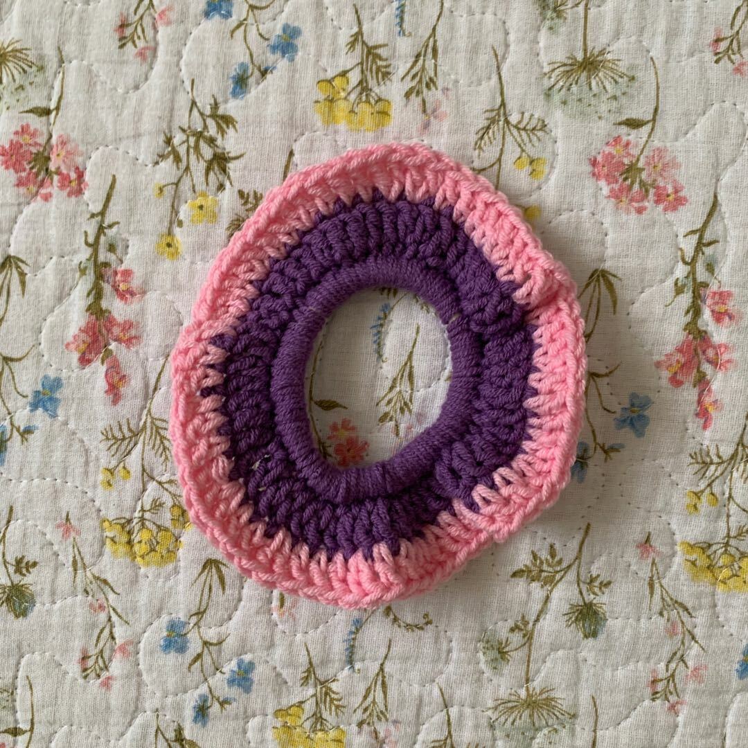 لايفوتك ربطة شعر كروشيه من متجر Kiki crochet على سوق تبايُع