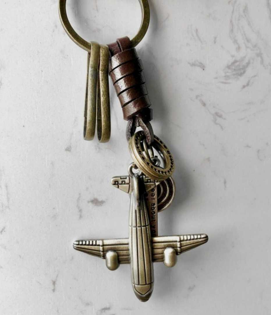 ميدالية مفاتيح على شكل طائرة