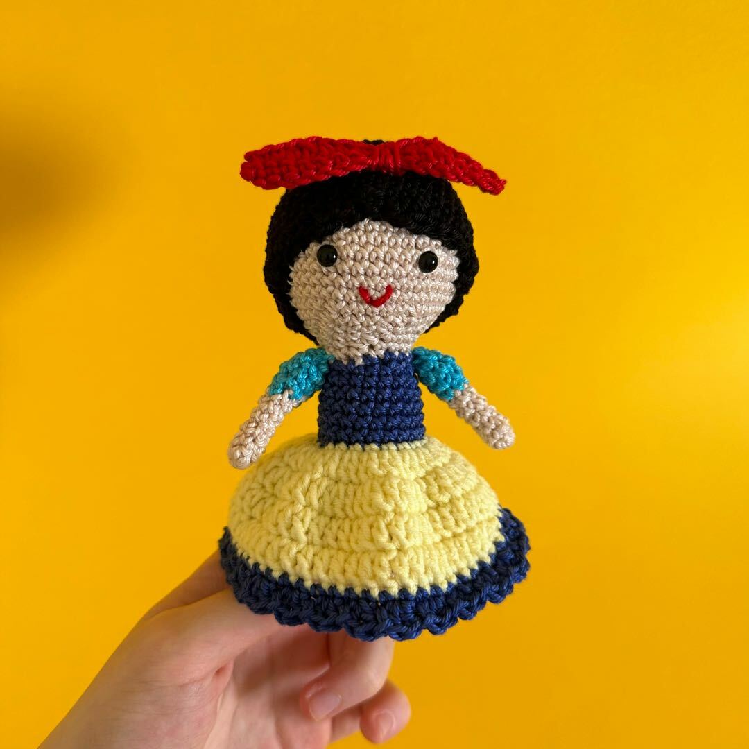 لايفوتك دمية كروشيه على شكل سنو وايت  من متجر Kiki crochet على سوق تبايُع