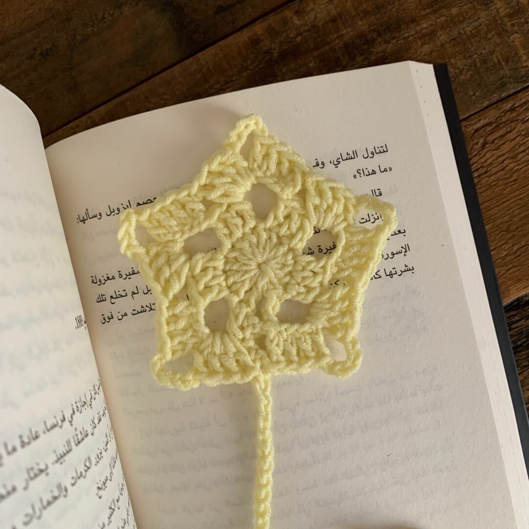 لايفوتك فاصل كتاب على شكل نجمة صفراء من متجر Kiki crochet على سوق تبايُع