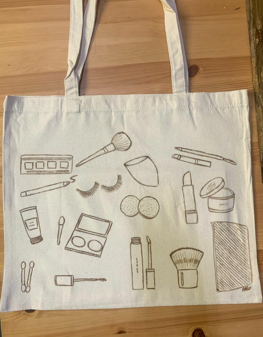 لايفوتك حقيبة قماشيه رسم ادوات مكياج من متجر Sarahbrushs على سوق تبايُع