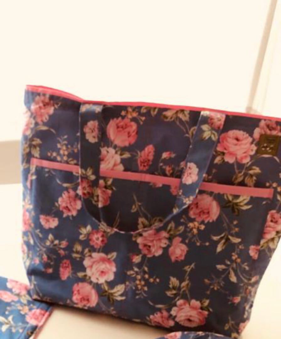 حقيبة قماشية كبيرة بوجهين و جيوب لون أسود وزهور ملونه ولونه وردي  double sided  tote bag