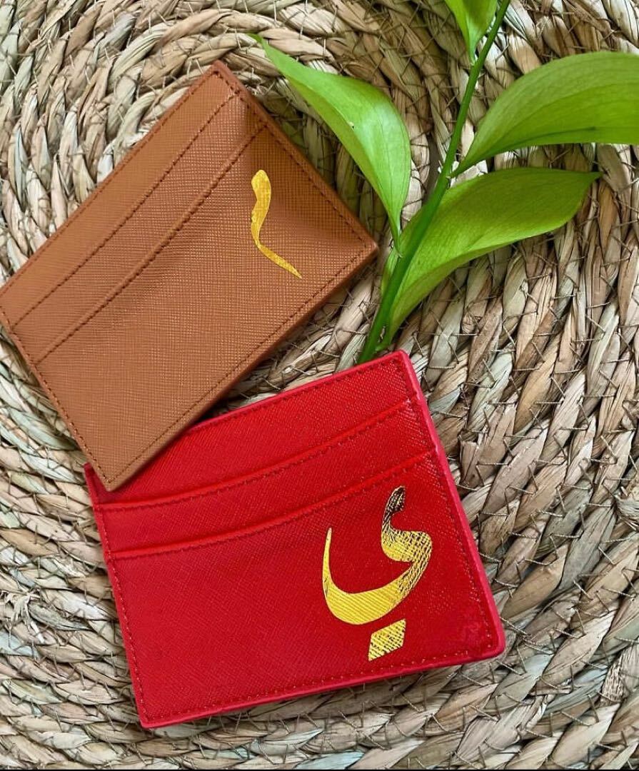 محفظة (كارد هولدر)  باللون الأحمر بطباعة حرف عربي