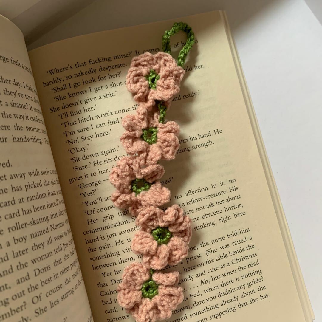 لايفوتك فاصل كتاب ورود كروشيه من متجر Kiki crochet على سوق تبايُع